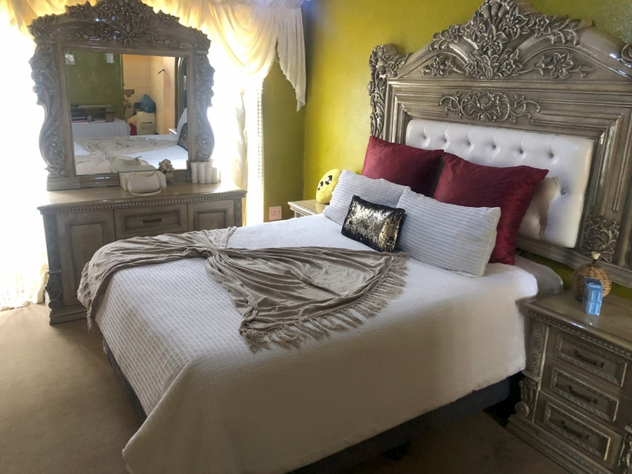 4 Bedroom Property for Sale in Molifi Tau Kloof Free State